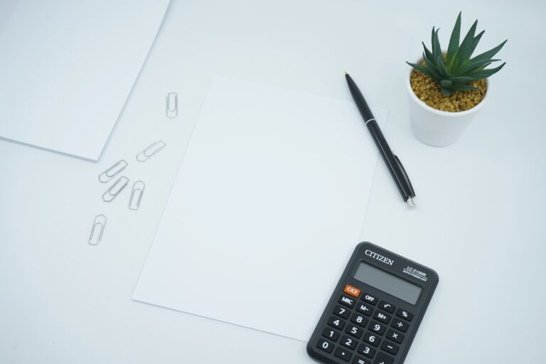 Kalkulator dan kertas kerja di meja